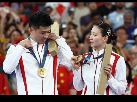 Huang Ya Quiong tras recibir la medalla de oro en los Juegos de París 2024. (Reuters)