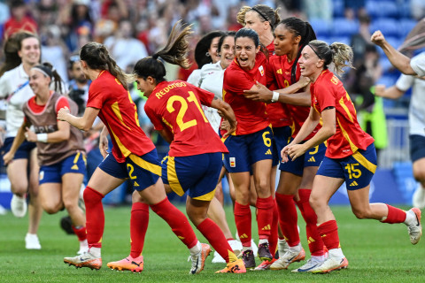 España celebra triunfo en penales (AFP)