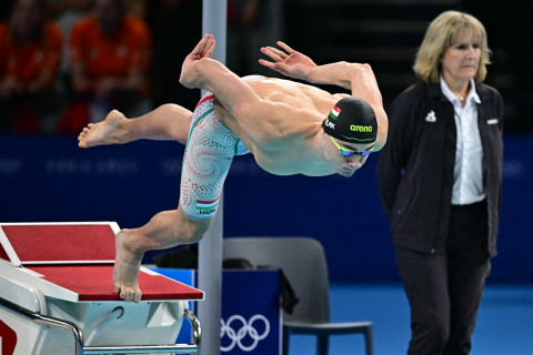 Milák se lanza a la piscina (AFP)