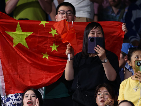 Aficionados de China apoyan a Meng Chen y Yingsha Sun durante prueba de Tenis de mesa en los Juegos de París. (Reuters).
