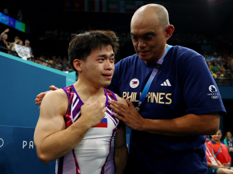 Carlos Yulo no contiene el llanto al conseguir la primer medalla de Filipinas en los Juegos de París. (Reuters).
