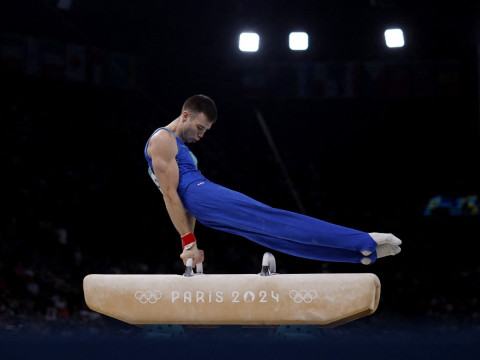 Nariman Kurbanov durante final de caballo con arzones en los Juegos de París. (Reuters).