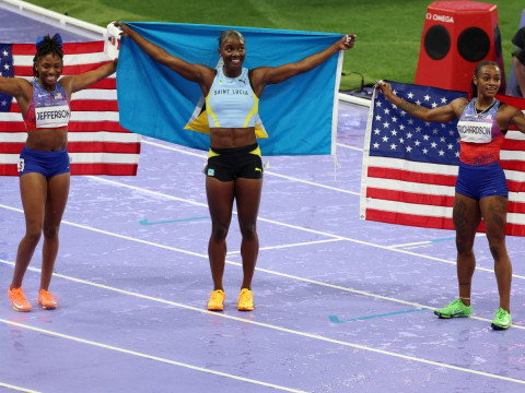 Julien Alfred, Sha’carri Richardson y Melissa Jefferson celebran tras los 100 metros femenil en los Juegos de París. (Reuters).