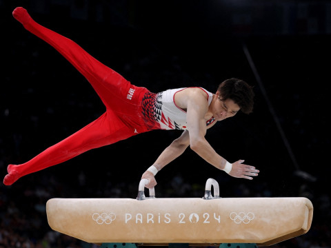 Takaaki Sugino durante final de caballo con arzones en los Juegos de París. (Reuters).