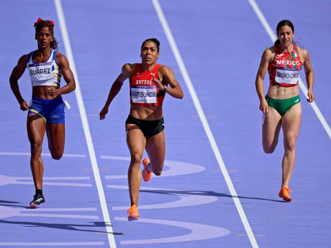 Cecilia Tamayo (der) corriendo en la pista. (Reuters)